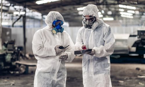 Vêtements-scientifiques-combinaison-de-protection-chimique-contrôle-les-produits-chimiques-dangereux Personnes sur chantier Tecachim avec EPI